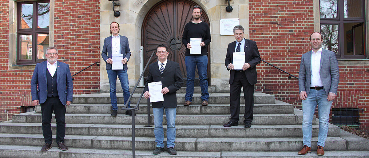 Detlef Bade hat vier neue Sachverständige ofiziell vereidigt. Kammerpräsident Detlef Bade hat vier neue Sachverständige in Lüneburg ofiziell vereidigt.