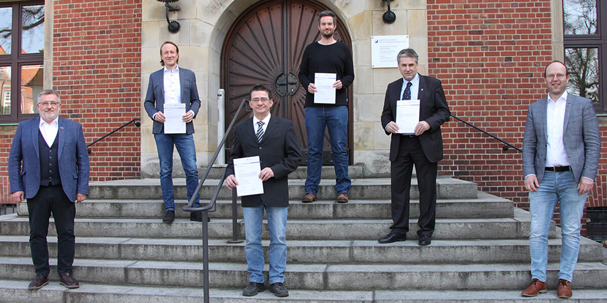 Detlef Bade hat vier neue Sachverständige ofiziell vereidigt. Kammerpräsident Detlef Bade hat vier neue Sachverständige in Lüneburg ofiziell vereidigt.