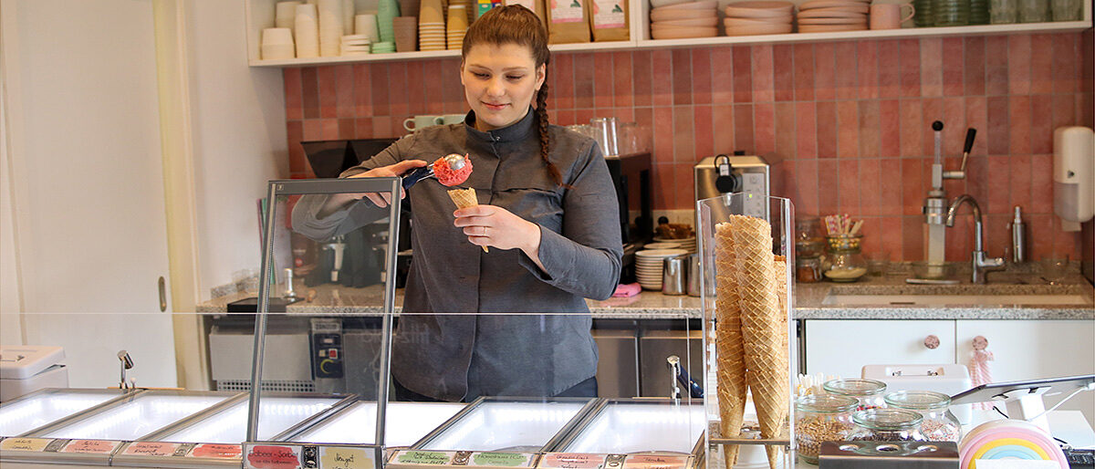 Harika Mahn eröffnete im Corona-Jahr ihren eigenen Eisladen. Harika Mahn setzt bei ihrer Eisherstellung in der Eispatisserie Calluna auf Regionalität und Nachhaltigkeit.