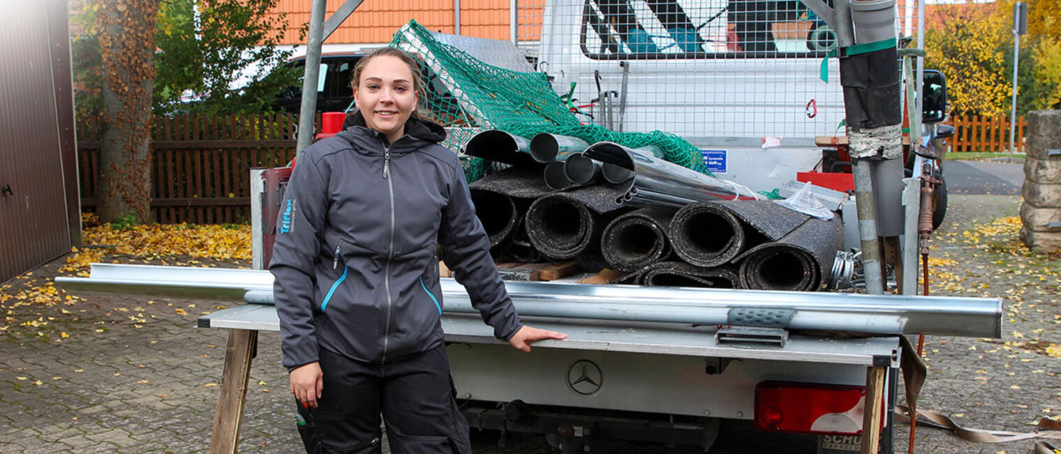 Mit 22 Jahren ist Lilly Wiegel eine der jüngsten Meisterinnen im Dachdeckerhandwerk. 