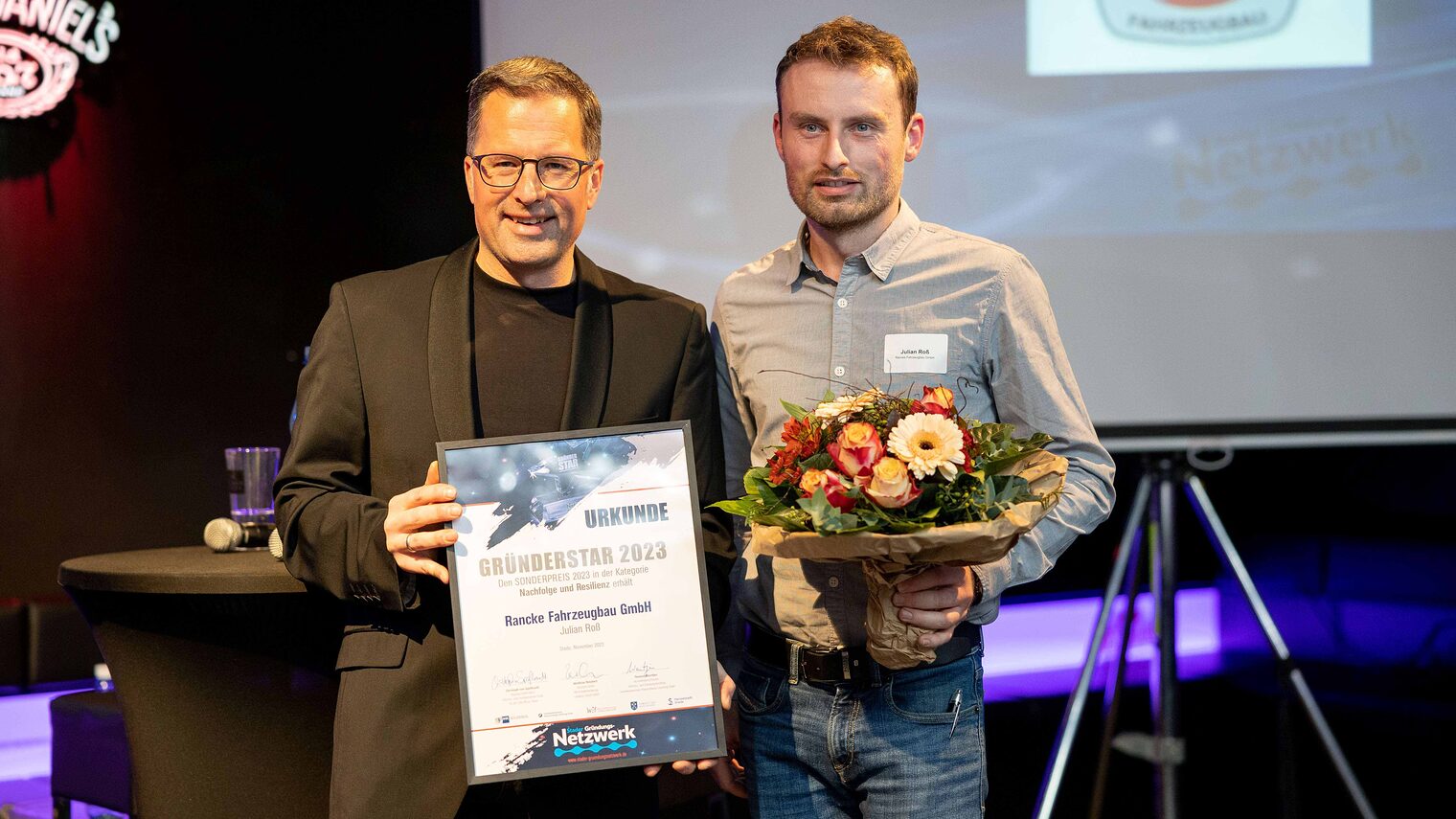 Landrat Kai Seefried und Julian Roß (Rancke Fahrzeugbau GmbH), Gewinner des Sonderpreises „Nachfolge und Resilienz".