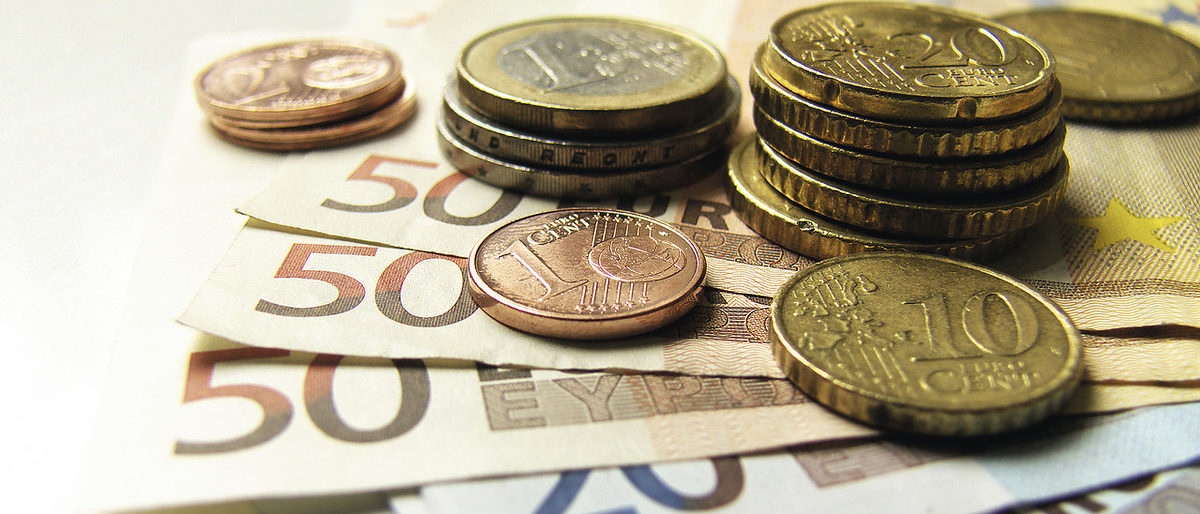 Mehrere Euro-Münzen und Geldscheine Mehrere Euro-Münzen und Geldscheine